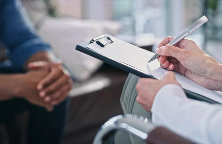 Mężczyzna trzymający długopis w&nbsp;dłoni