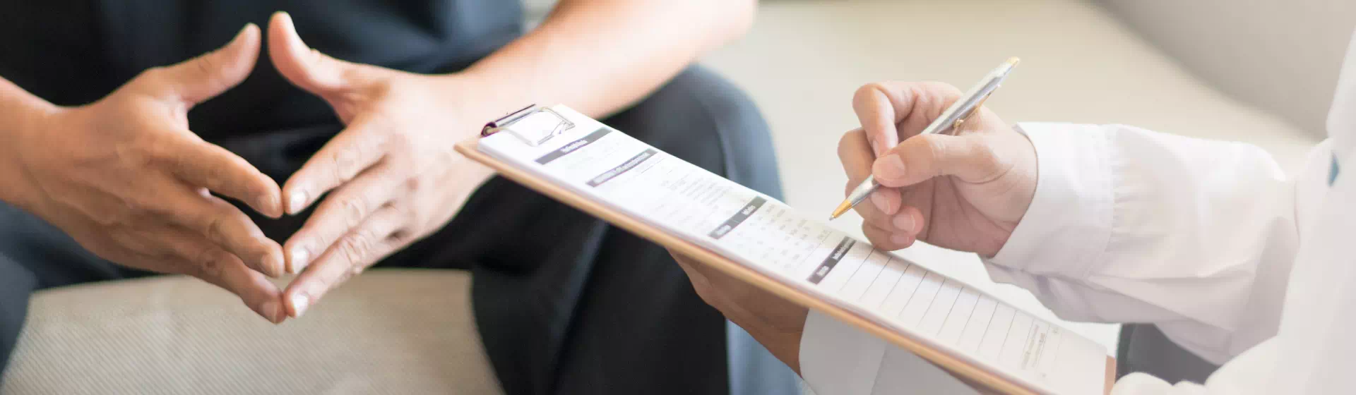 Dłonie ułożone w&nbsp;kształcie piramidy